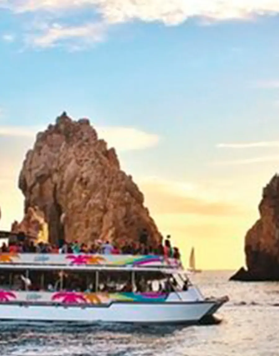 El Arco de Cabo San Lucas al atardecer visto desde el mar