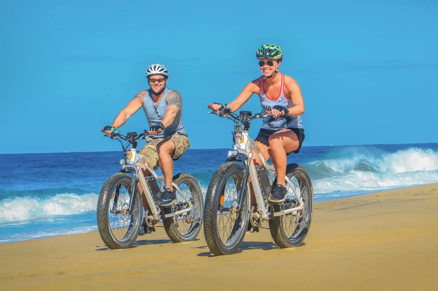 Bicicleta eléctrica en la playa y EcoFarm — 1