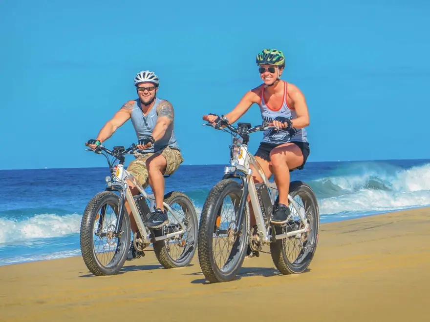 Bicicleta eléctrica en la playa y EcoFarm